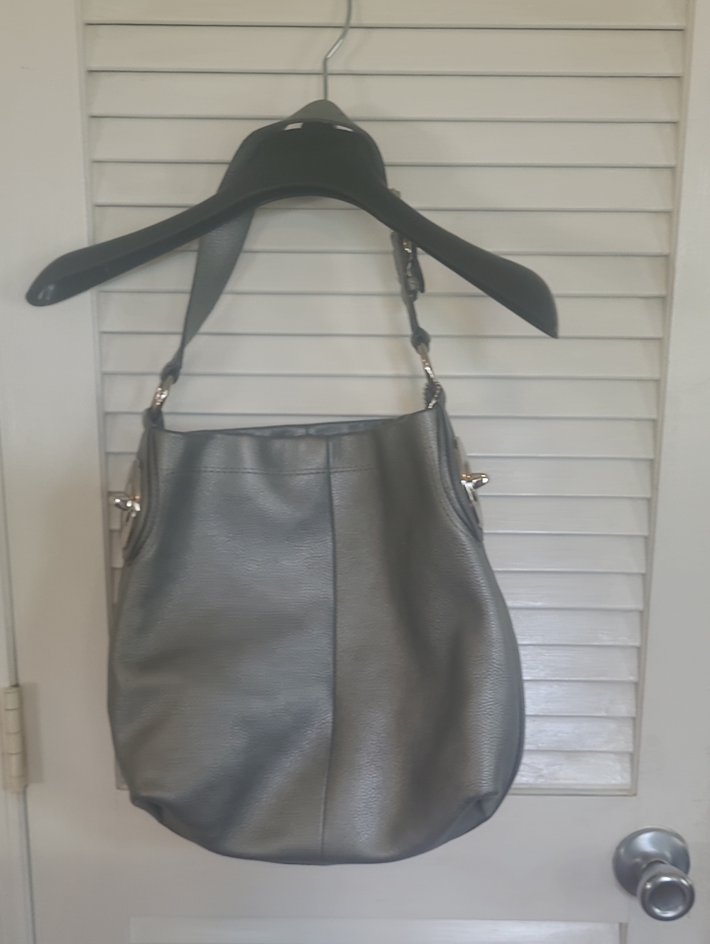 Classic Coach Women's  Gray/ Silver Leather Shoulder Bag..excellent Condition.